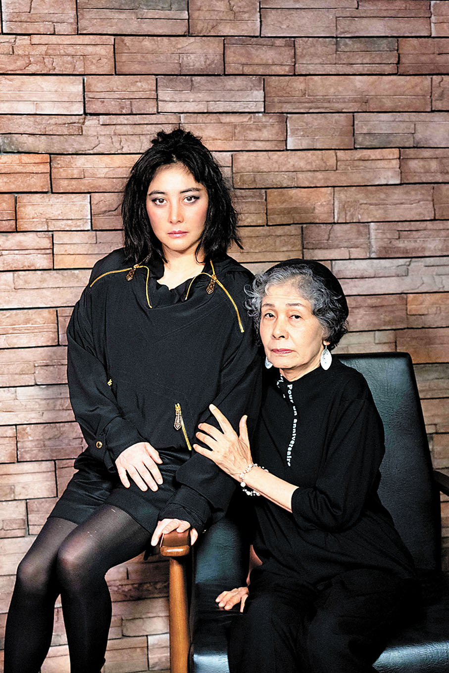 ◆何超儀與日本女星白川和子首結片緣飾演「母女」。