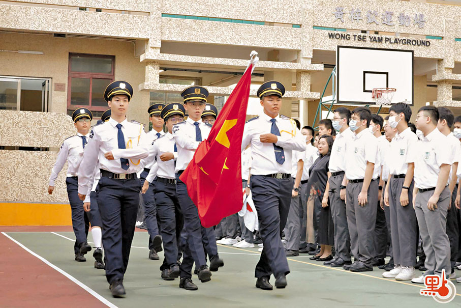 ◆培僑中學昨日舉行升旗儀式，由學生組成的國旗護衛隊昂首闊步入場。大公文匯全媒體記者王俊傑  攝