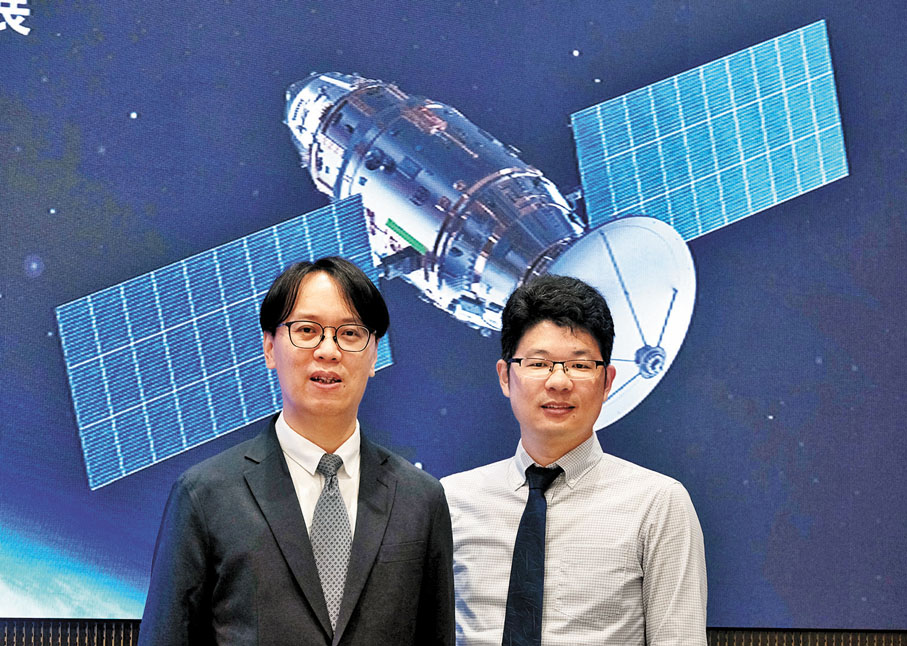 ◆理大介紹在航天科技與衛星導航方面最新研究成果。左為黃文聲教授、右為徐兵助理教授。香港文匯報記者涂穴 攝