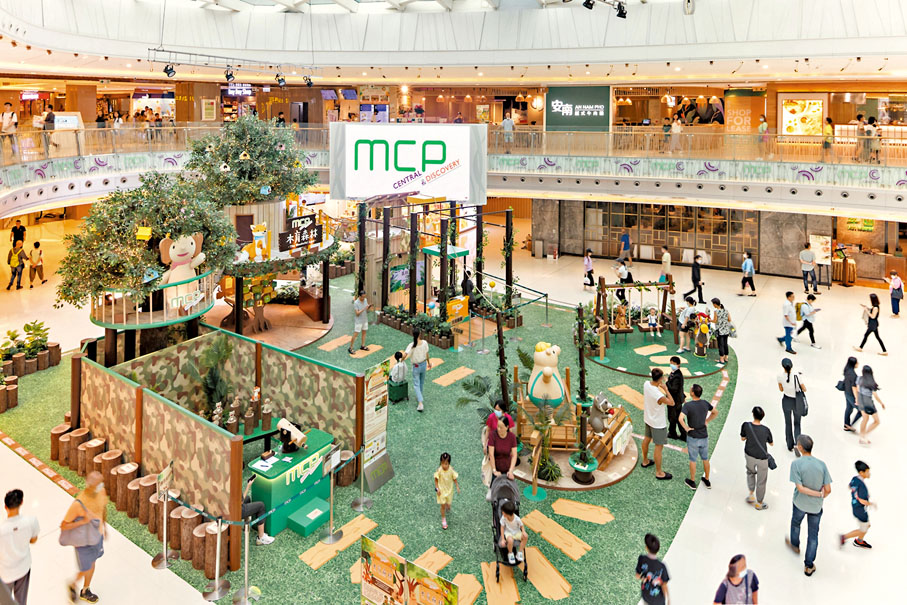 ◆多個商場響應夜經濟，觀塘apm(中)昨晚舉行電影《七月返歸》首映禮，尖沙咀Mira Place(上)及馬將軍澳MCP新都城中心(下)將推出「After 8 夜間消費三重賞」。