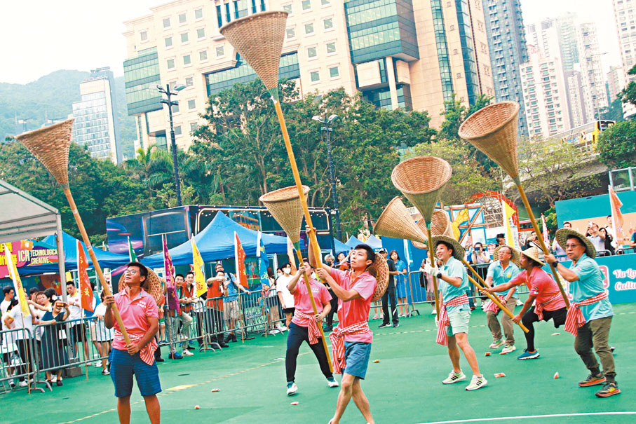 ◆香港潮屬社團總會舉辦「盂蘭文化節」，搶孤競賽氣氛熱鬧。香港文匯報記者萬霜靈  攝