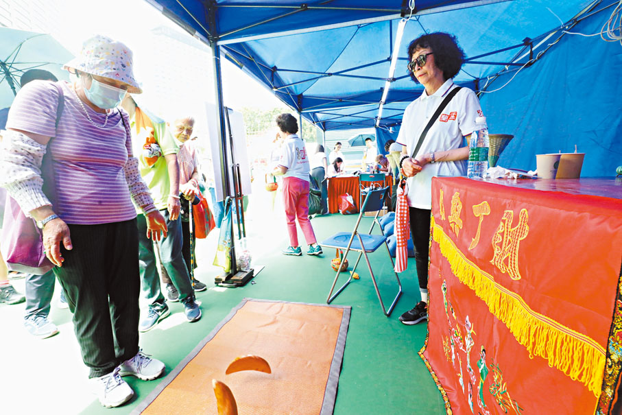 ◆「盂蘭文化節」設有聖杯選總理等攤位。香港文匯報記者萬霜靈  攝