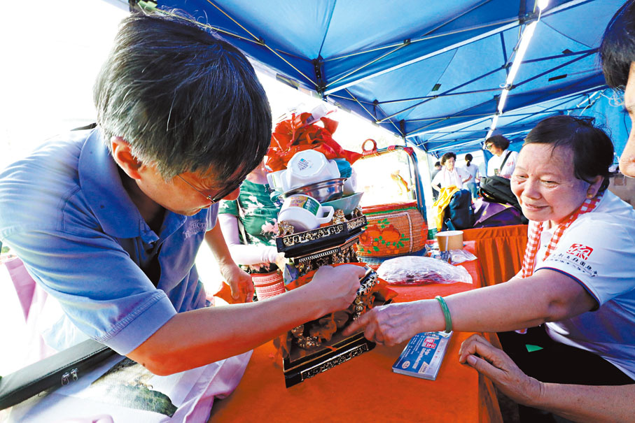 ◆市民到攤位體驗盆供堆疊。香港文匯報記者萬霜靈  攝