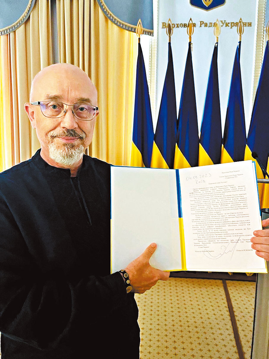 ◆列茲尼科夫展示辭職信。 路透社