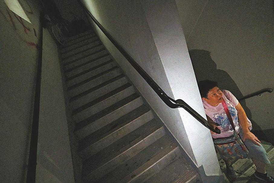 ◆大廈停電，居民出入要行十幾二十層樓梯。香港文匯報記者涂穴  攝