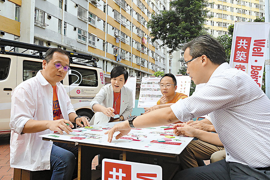◆何永賢（左二）與顧問團隊交流。 香港文匯報記者郭木又 攝