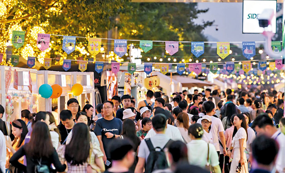 ◆上海浦東富城路夜市一片熱鬧的景象。香港文匯報上海傳真