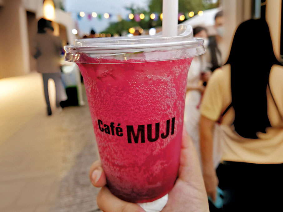 ◆漂亮的冰飲受年輕人喜愛。香港文匯報記者孔雯瓊 攝