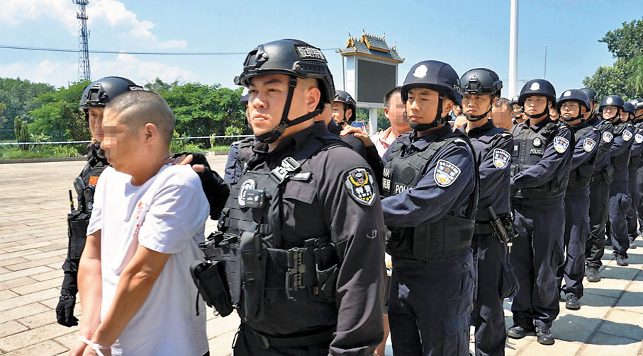 ◆中國籍犯罪嫌疑人被押解回國，公安機關將徹查其違法犯罪事實並予以嚴懲。 央視新聞圖片