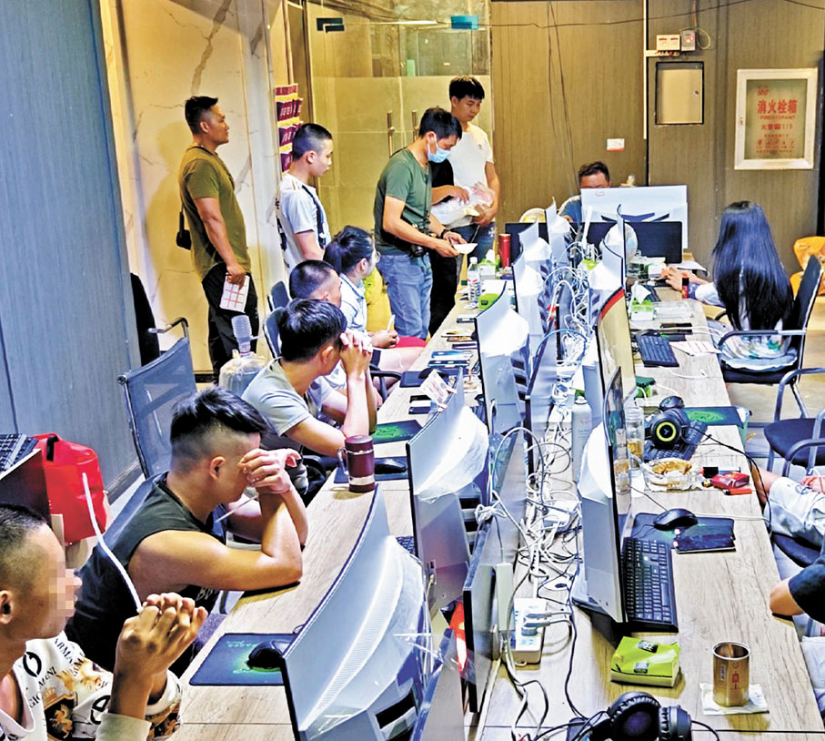 ◆犯罪現場查獲電腦、手機、手機卡、銀行卡和詐騙話術腳本等一大批作案工具。央視新聞圖片