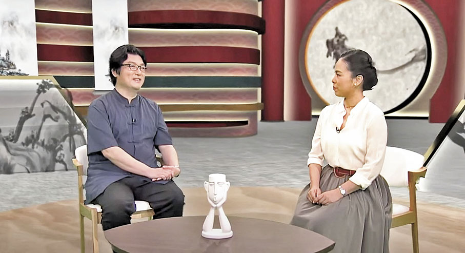 ◆陳煒舜（左）與李萌在節目中解構古典文學的歷史背景。