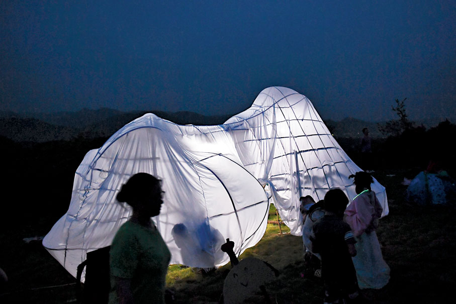 ◆老師、志願者和孩子們用樹枝、竹篾搭建的裝置藝術作品「雲朵屋」。