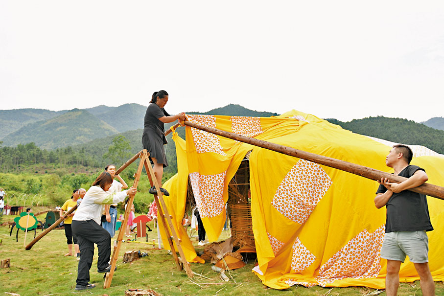 ◆志願者和村民們一起搭建裝置藝術作品「蘑菇屋」。