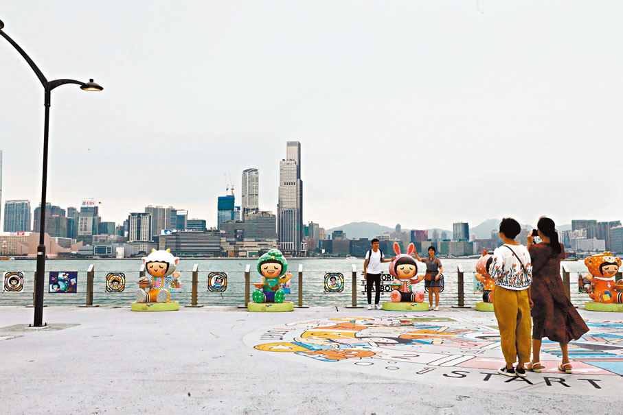 ◆政府將於下周四公布「香港夜繽紛」一系列活動，包括最快本月底在灣仔海濱開辦夜巿。圖為遊客在灣仔海濱「打卡」。 香港文匯報記者萬霜靈  攝