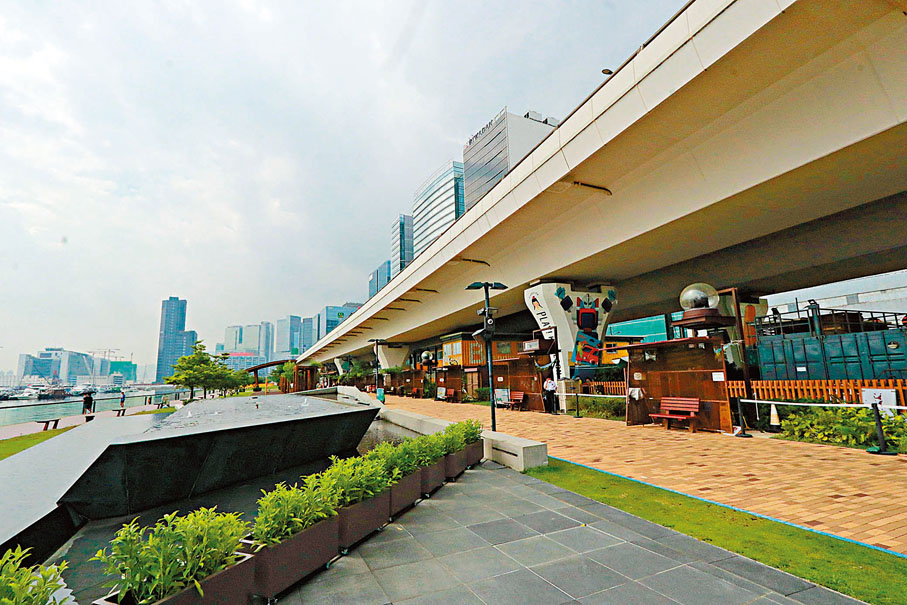 ◆在高樓大廈密集的觀塘海濱公園有一大片的草地、遊玩設施等公共休憩空間。 香港文匯報記者北山彥 攝