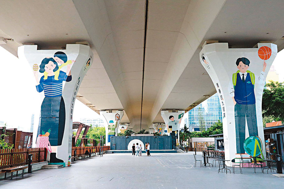 ◆橋墩間有10米乘36米，可放20至30個攤位。 香港文匯報記者北山彥 攝