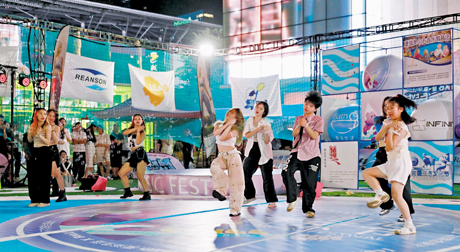 ◆夜間運動吸引大批年輕愛好者。香港文匯報記者郭若溪 攝