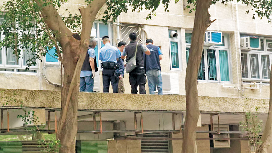 ◆警員到亨和樓平台疑兇遺體倒臥位置進行調查。香港文匯報記者鄧偉明  攝
