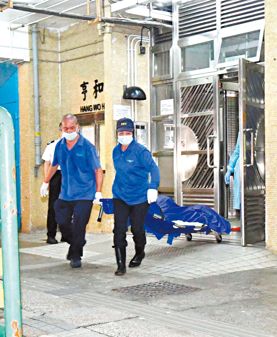 ◆大埔太和邨爭產雙屍命案兩名死者遺體由仵工舁走。