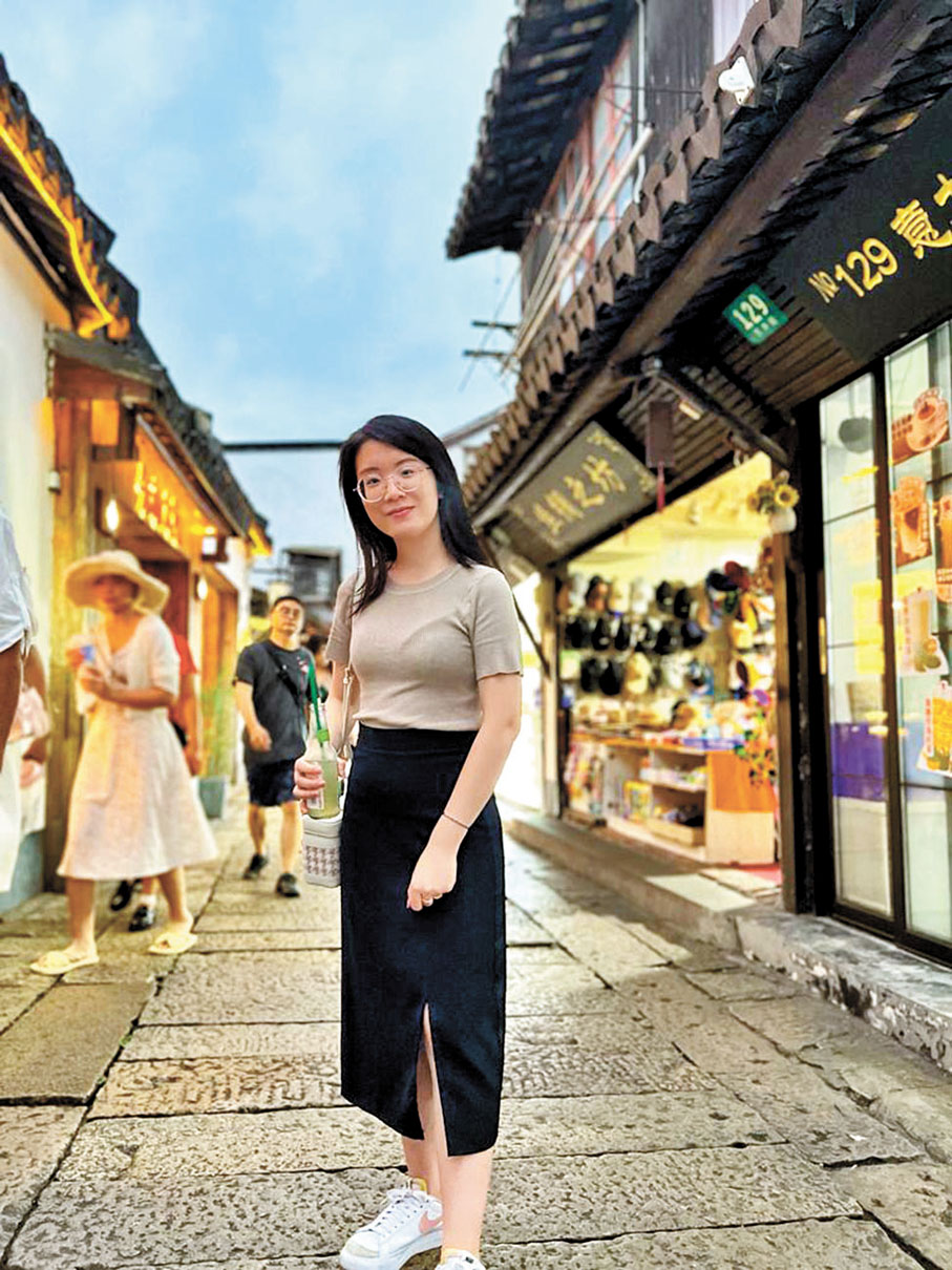◆梁綺玟攝於上海某夜市。受訪者供圖