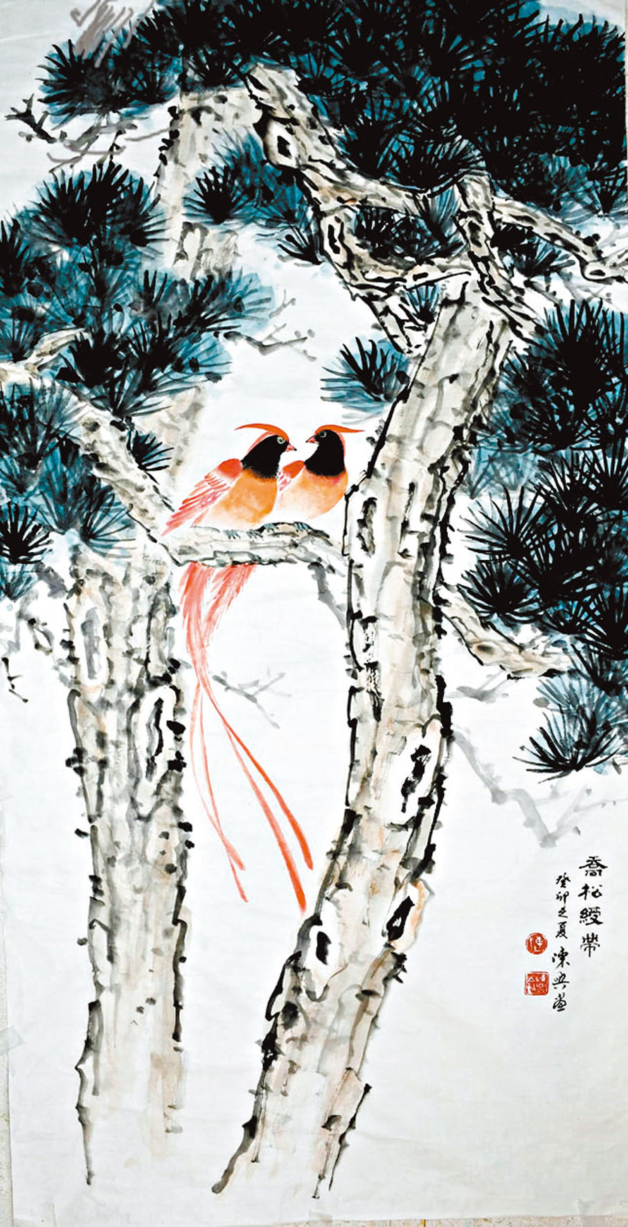 ◆《喬松綬帶》畫中的鳥叫綬帶鳥，因為飄着兩條長羽毛。由於綬和壽同音，所以祝壽常畫。