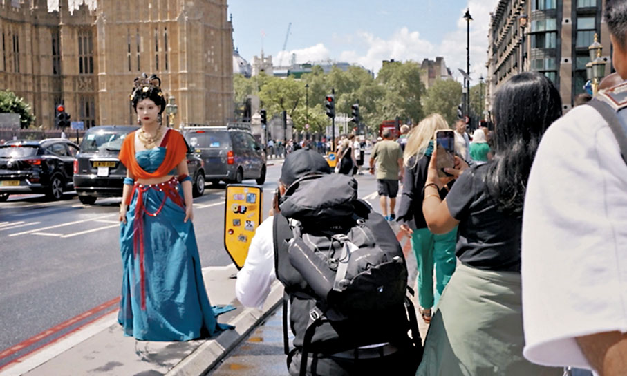 ◆在英國街道上取景時，身穿傳統服裝的女主角被路人圍觀。 香港文匯報深圳傳真