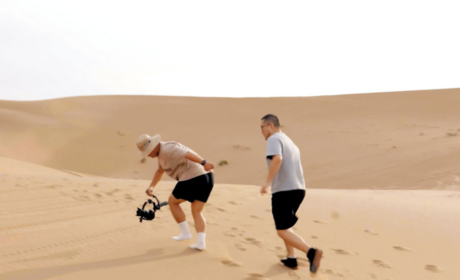 ◆視頻中，有些鏡頭需要團隊及演員深入沙漠進行拍攝。 香港文匯報深圳傳真
