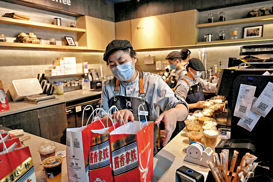 ◆不少年輕人購買醬香拿鐵，訂單爆滿。