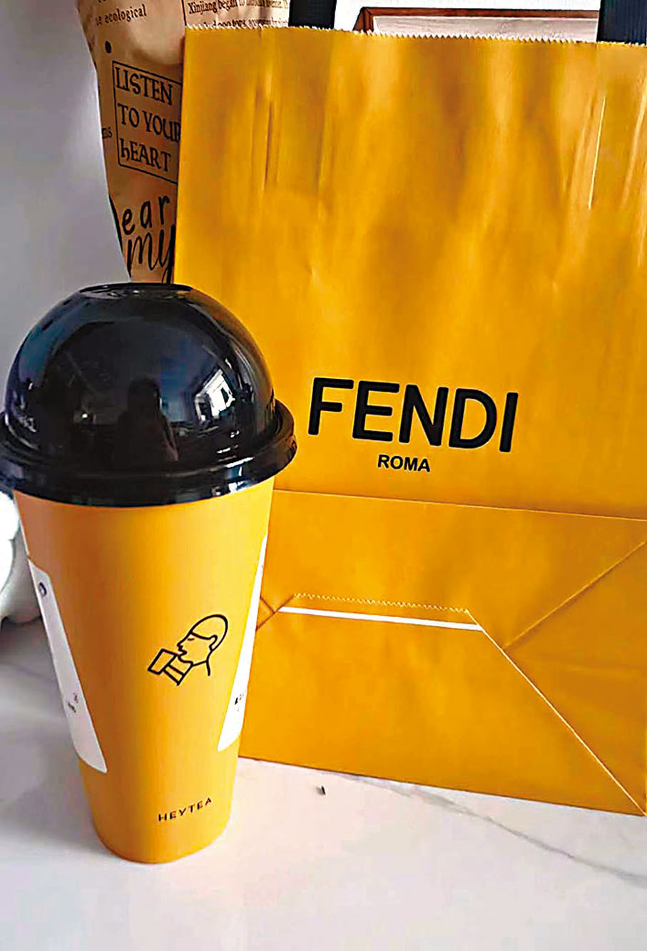 ◆喜茶與Fendi聯名款得到眾多青睞。香港文匯報記者倪夢璟 攝