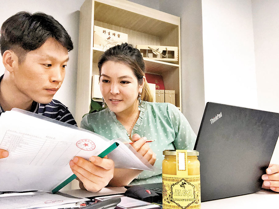 ◆葉麗婭夫婦核對貿易清單。