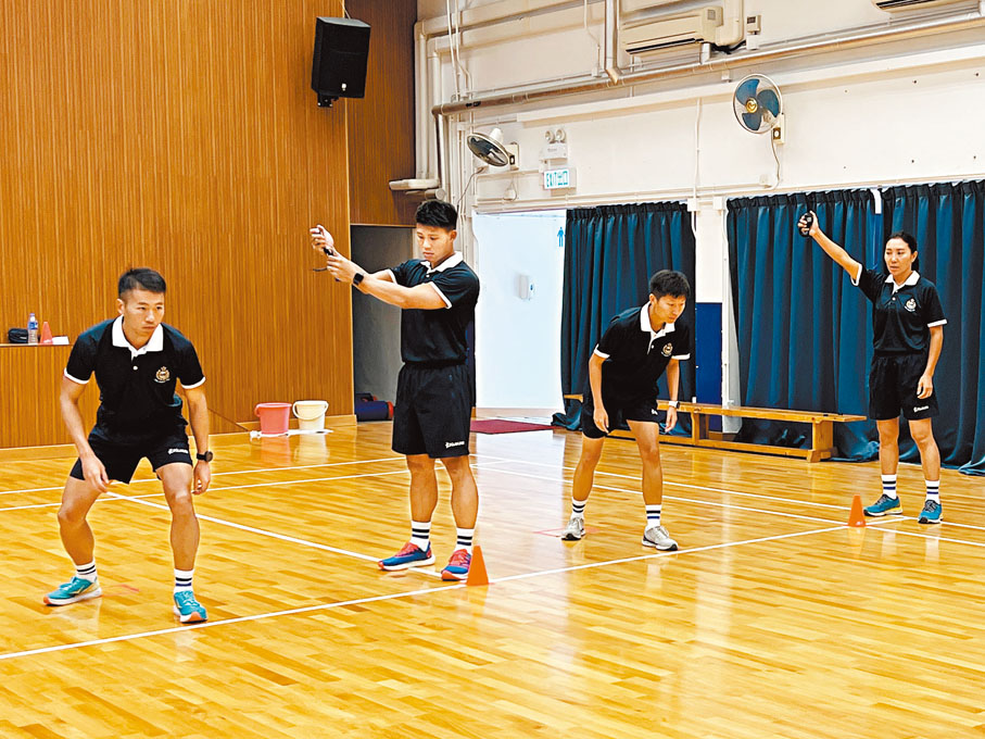 ◆考生進行4乘10米穿梭跑時，轉身需由用手觸線改為用腳觸線。 香港文匯報記者李芷珊  攝