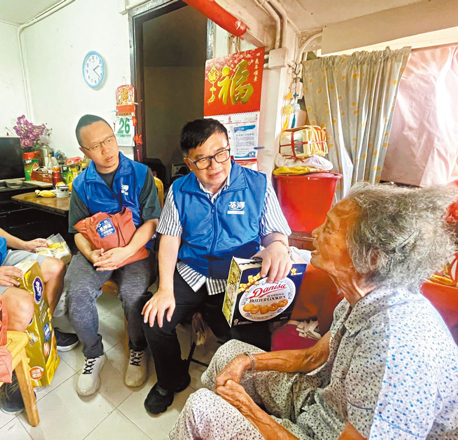 ◆汀深關愛隊隊員會不時探訪及接觸區內有需要的住戶，支援他們的日常需要。