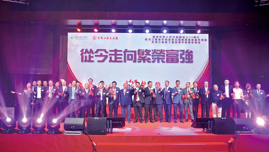 ◆ 晚宴在《歌唱祖國》的歌聲中圓滿結束，現場氣氛祥和，人氣滿滿。