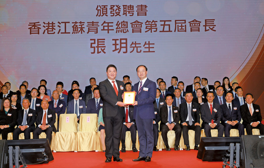 ◆ 張志華為張玥頒發聘書。