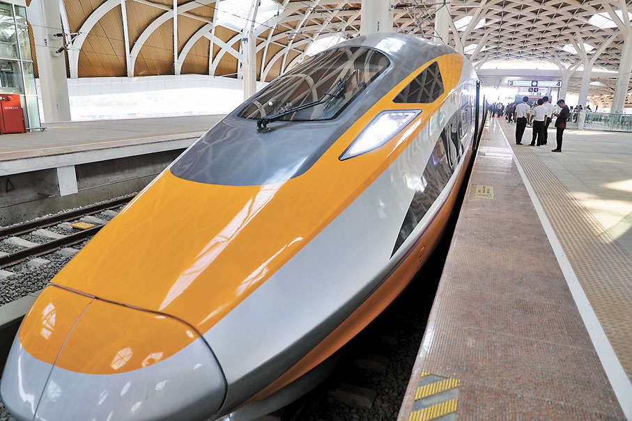 ◆10月初，雅萬高鐵將正式售票開始商業運營，標誌印尼邁入高鐵時代。圖為當地時間9月6日，一列雅萬高鐵高速動車組停靠在哈利姆車站。 中通社