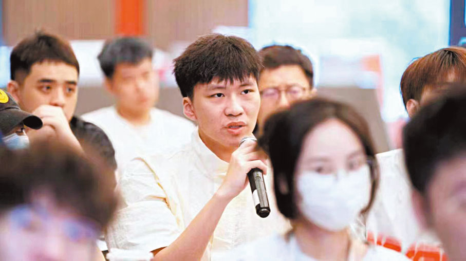 ◆一直為《英雄聯盟》遊戲官方解說的譚平濤，今屆也出任亞運項目《英雄聯盟》賽事解說。香港文匯報浙江傳真