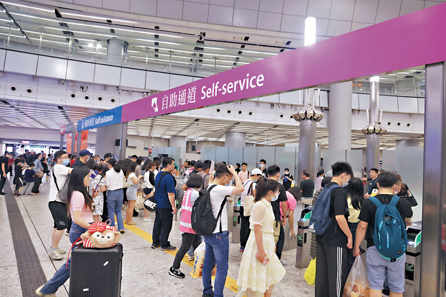◆今年初本港復常通關後,很多人經各口岸往內地。圖為在高鐵西九龍站,不少人乘坐高鐵到內地旅遊。 資料圖片