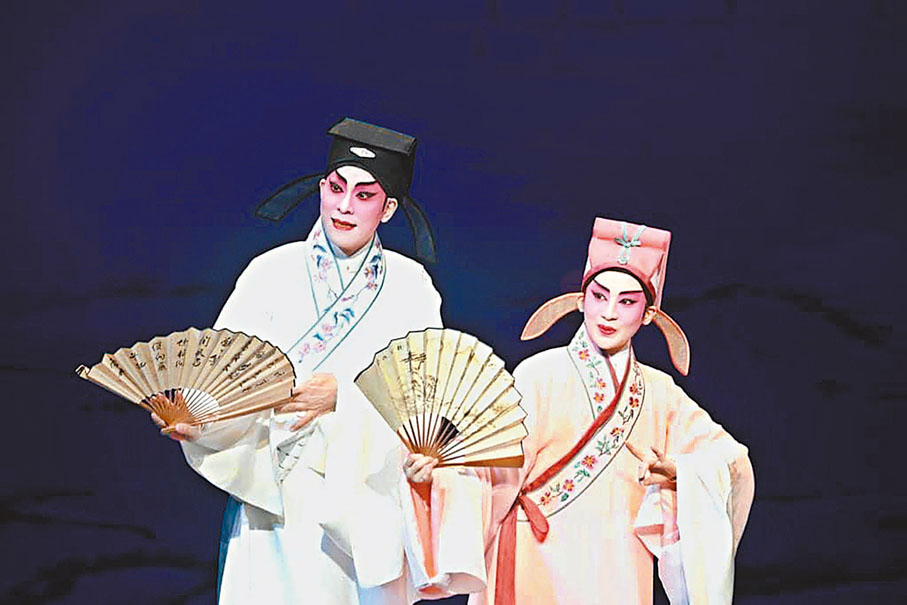 ◆梁非同演祝英台，梁兆明演梁山伯；在彭美施製作的新《梁祝》發出綿密光芒，觀眾讚嘆不已。 作者供圖