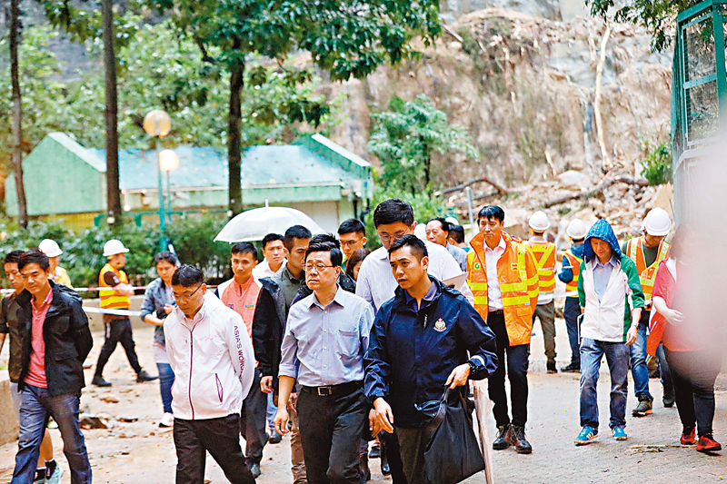 ◆行政長官李家超昨日到耀東邨視察災情，並向地區組織了解居民的需要。 香港文匯報記者萬霜靈  攝