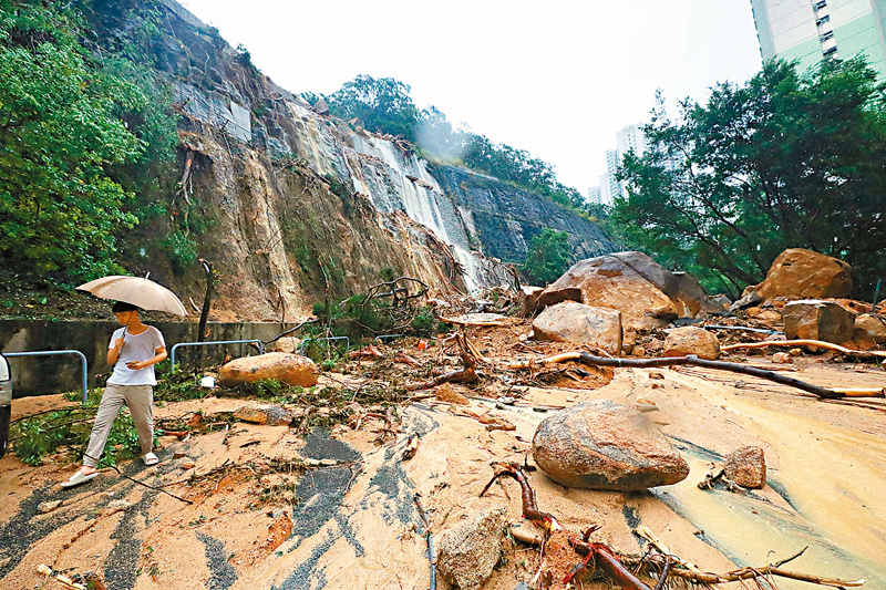 ◆筲箕灣耀東邨暴雨將巨石沖落山坡。 香港文匯報記者萬霜靈  攝