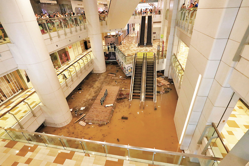 ◆黃大仙中心地下淹沒，餐廳差不多「沒頂」。 香港文匯報記者北山彥  攝