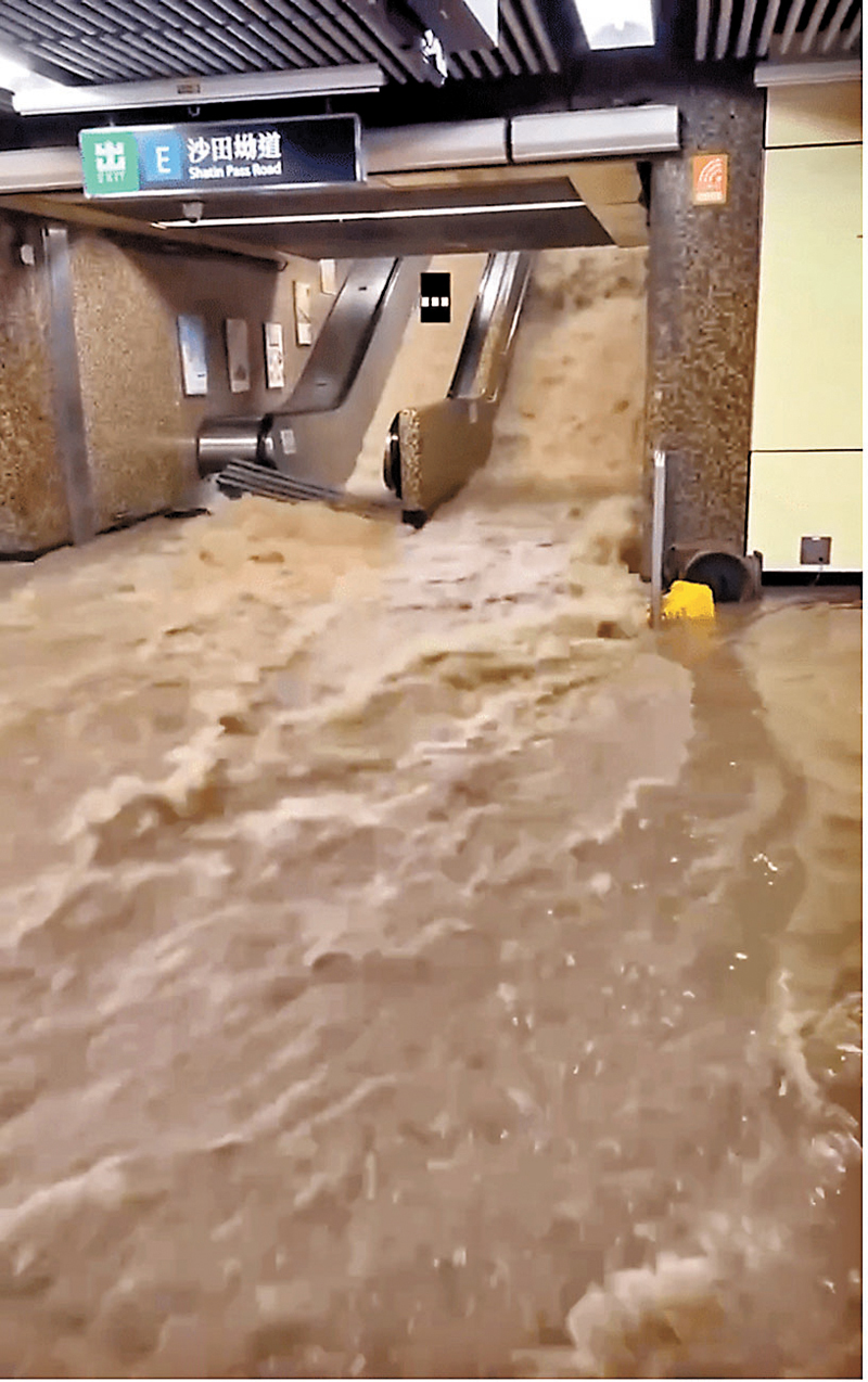 ◆前晚黃大仙站E出口現「激流」。