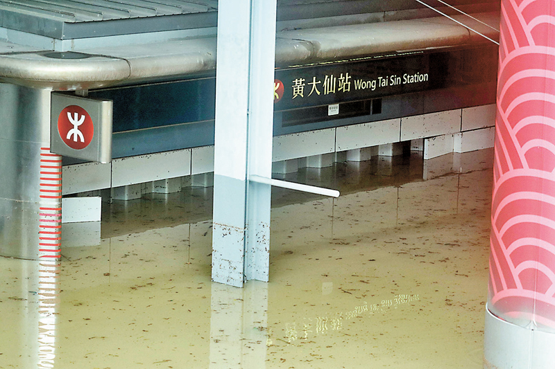 ◆黃大仙站其中一個出口昨早仍處於淹沒狀態。 香港文匯報記者北山彥  攝