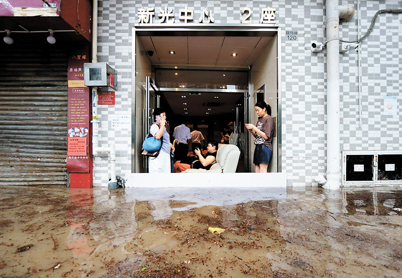 ◆新光中心門口水浸。 香港文匯報記者北山彥  攝