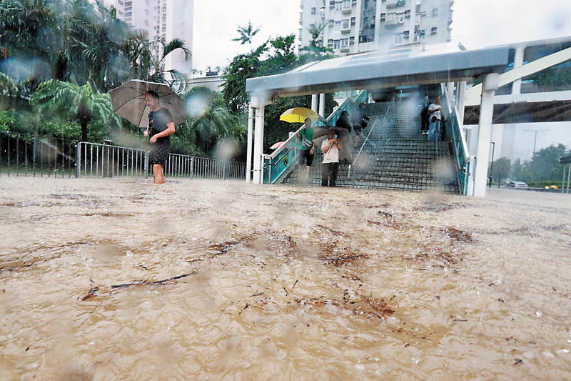◆市民寸步難行。 香港文匯報記者北山彥  攝