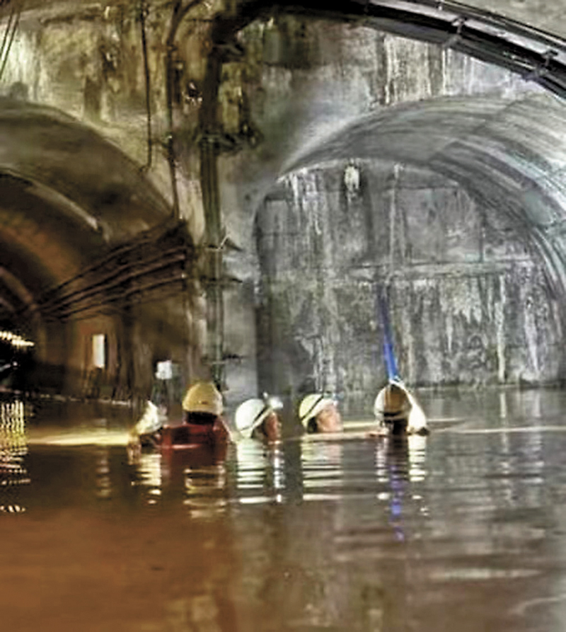 ◆多名港鐵員工進入隧道清除淤塞。 陸頌雄供圖