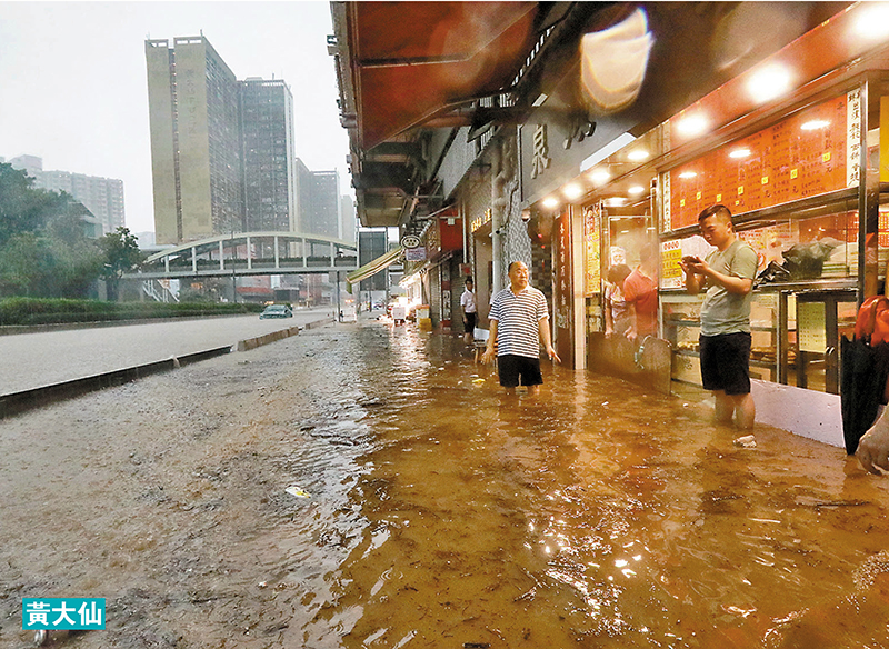 ◆極端情況下上班，僱員權益備受關注。 香港文匯報記者北山彥 攝