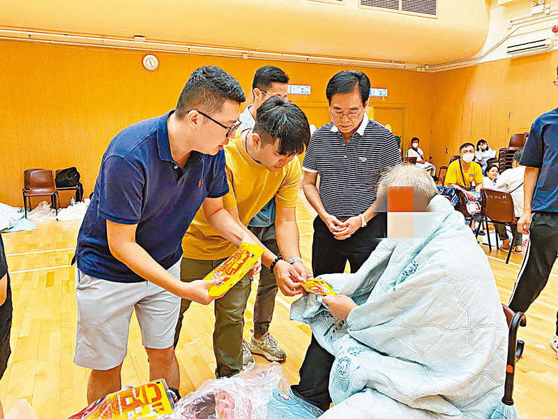 ◆劉國勳探望入住臨時庇護中心的市民,並建議延長臨時庇護中心開放時間。