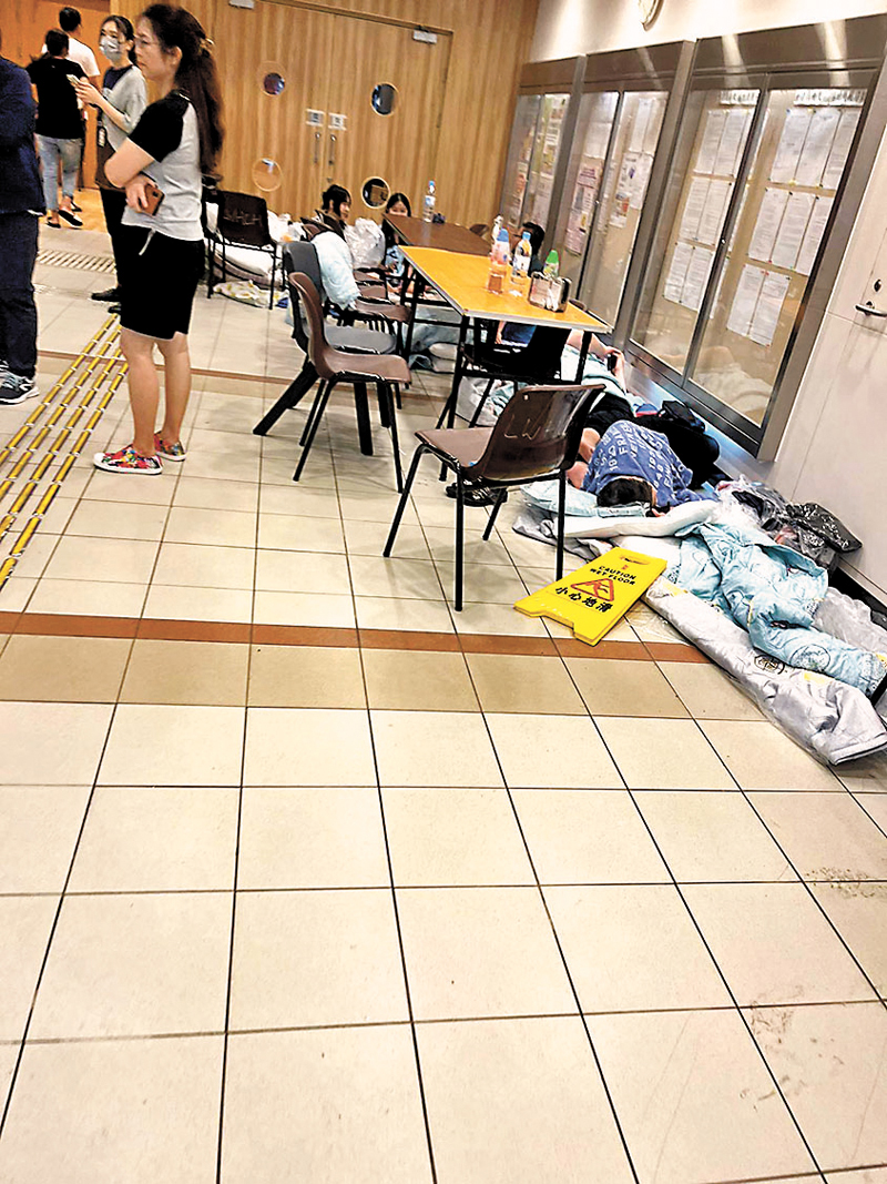 ◆粉嶺臨時庇護中心住滿受雨災影響的市民，部分人在走廊席地而睡。香港文匯報記者郭倩  攝