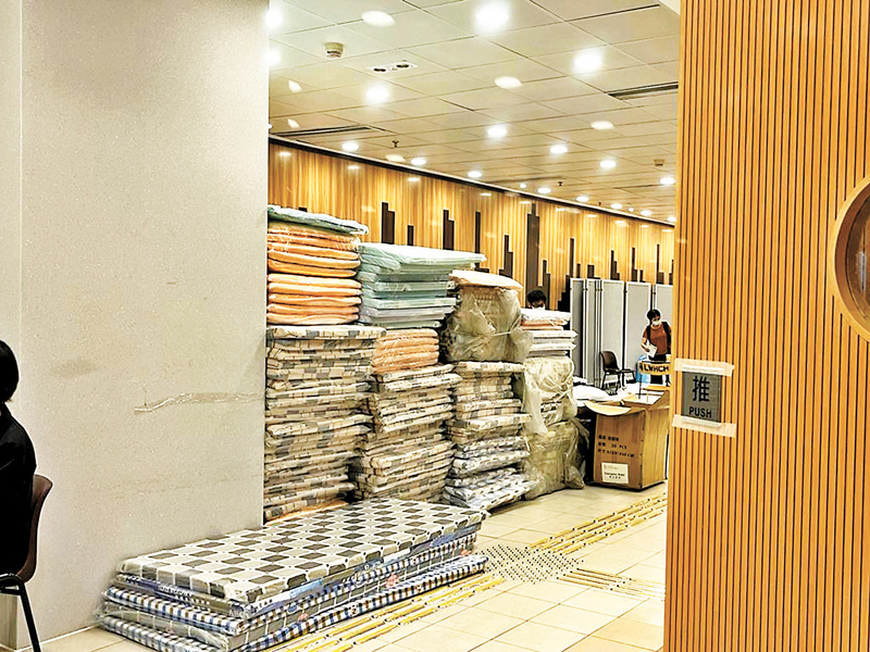 ◆臨時庇護中心加開被鋪安置受雨災影響的市民。 香港文匯報記者郭倩  攝